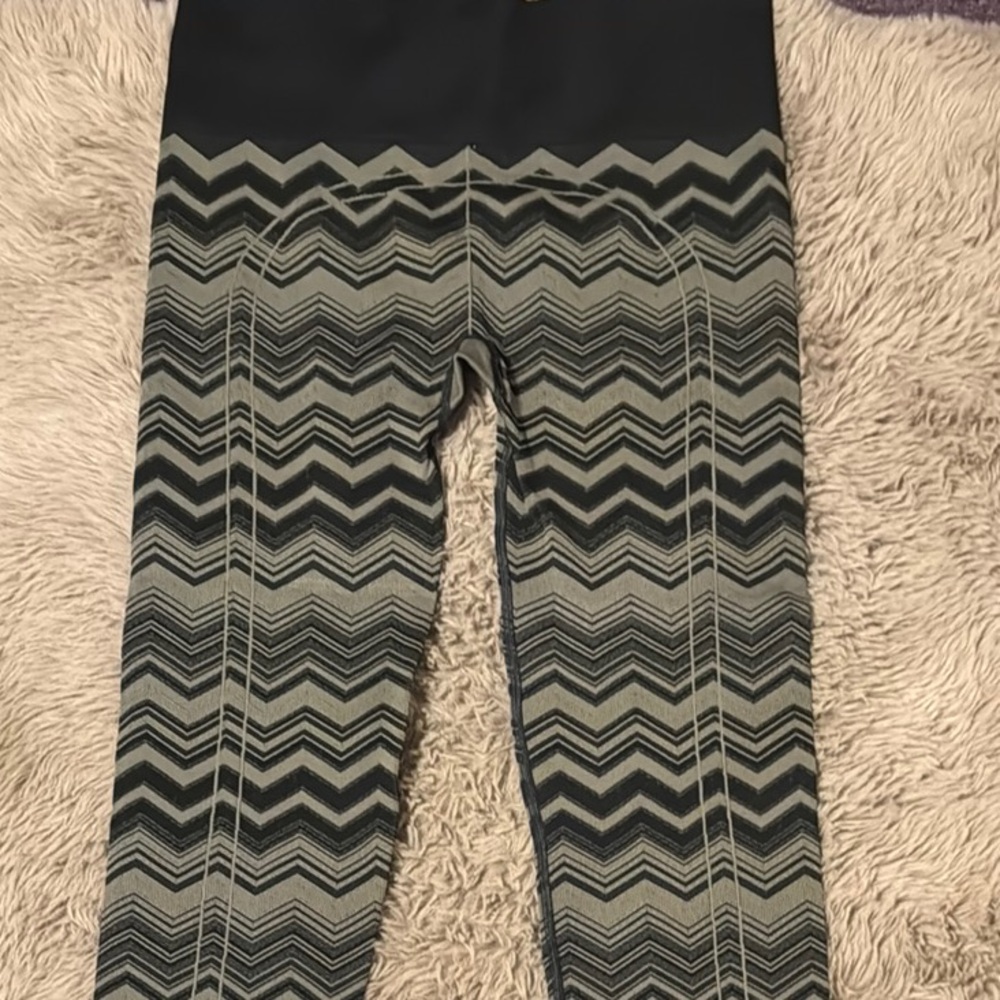 Statement Makers Stylish Lululemon Chevron Pattern Leggings, Black & Gray w Tags
